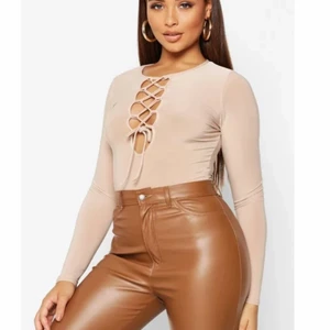 Boohoo body - Oanvänd body från boohoo💕 Skriv för fler bilder eller mer information