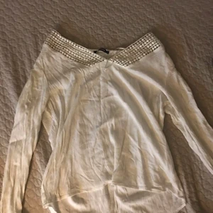 Vit tröja - Tun material, också bra för sommaren, inga fläck eller hål, har typ aldrig blivit används.