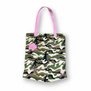 Y2K inspirerad Tote Bag - Supersöt y2k inspirerad tote bag från Quicksilver. I toppenskick! Camoflauge print med rosa 🌺 på båda sidorna. Längd (mätt utan rosa handtaget) 39cm och bredd  35cm