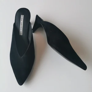 &Other Stories mules - Gorgeous lil mules, i extremt fräsch skick. Stor 37 på sig, men är som 36- vilket var för små för mig tyvärr!        300kr, kan mötes upp I Umeå, eller frakta (köparen står för frakt)