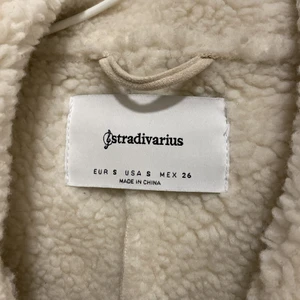 En höst / vinter jacka helt ny storlek S - En vinter / höst jacka helt ny andvänd 2 gånger.  Storlek S färgen är ljus vit / Bers. 