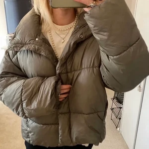 Så snygg jacka hm - Säljer denna otroligt fina och trendiga jacka från hm! Den är slutsåld och går inte längre att köpa. Ser knappt använd ut 🌟  BUDA:) Köpt direkt för 650kr                                                                               Vid frågor kontakta mig, så svarar jag direkt!                                                         (Inte mina bilder förutom sist, kontakta mig ifall du önskar mer bilder)