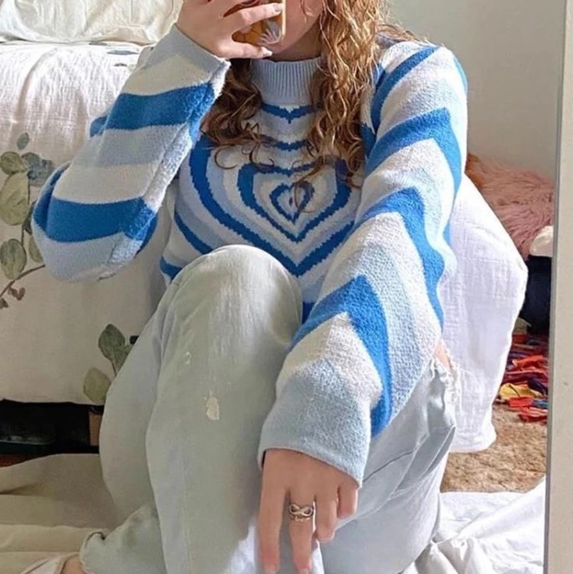 Stickad tröja med hjärttryck