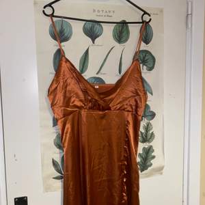 En bronsfärgad klänning från Shein i silkeslikt material! En knapp fattas högst upp (ses i bilden) men om man är lite händig går det säkert att fixas! Vid frågor eller om du vill ha fler bilder är det bara att skicka iväg ett meddelande! <3