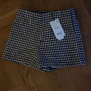 säljer dessa helt nya och oanvända shorts från zara. de är slutsålda i butik. storlek s