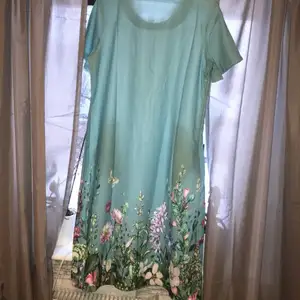 Jättevacker klänning med blommönster i storlek 2XL, aldrig använd. Jättemjukt och luftigt tyg, perfekt till sommaren. Klänningen är i nyskick och priset kan diskuteras☺️🌸