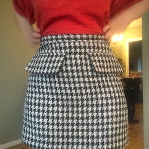 Hundtandsmönstrad minikjol - Hundtandsmönstrad kjol från hm. Storlek 36. 