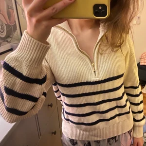 Tröja - Säljer denna jättesnygga tröja från Lindex då jag inte använt den lika mycket som jag skulle velat💕