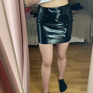 Lack-kjol - Lack kjol i strl M köpt från Bik-bok.   Vid frågor är det bara att skriva!🥰