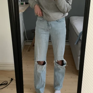 Jeans  - Säljer dessa jeans med hål i ljus färg, bra skick.💕