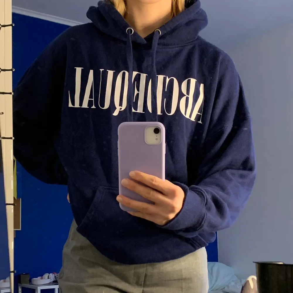 Super härlig marinblå hoddie från BikBok som passar allt från XS-M, jag har i vanligafall S i hoddies och tycker den här har super härlig passform. Frakten ingår inte i priset😊. Tröjor & Koftor.