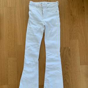 Ett par vita jeans ifrån BikBok. Långa i modellen och passar mig som är 178cm lång! 🥰 Där emot har byxorna ett ytterst litet märke längst ner ..! Men de är mycket lite synligt ..säljer därför billigare🥰
