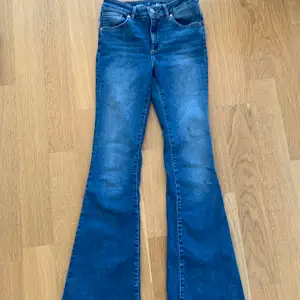 Boutcut jeans ifrån BikBok, i en super din blå färg! (Långa i benen , passar mig som är 178) 🥰