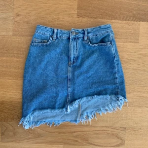 Jeans Kjol från Linn Ahlborg - En superfin jeanskjol ifrån Linn Ahlsborgs kollektion med NA-KD. Älskar denna snedskurna kjolen men måste sälja då den inte passar mig längre ..🥰