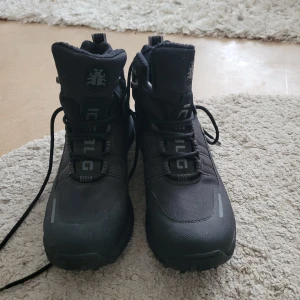 Bästa skorna mot halka - Sjukt coola skor med järn dubbar,  användes en gång är i mycket bra skick , storlek 44 