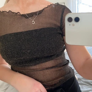 Glittrig mesh top - Använd en gång, jättestretchigt material, lite guld glittrig. Köparen står för frakten💕