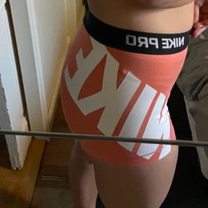 Träningsshorts - Från Nike PRO! Så snygga, typ aprikos färg, använda en del.