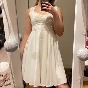 Student/sommaklänning - Student/sommarklänning. Jätte fint skick endast använd på två skolavslutningar och nu har jag ingen användning för den