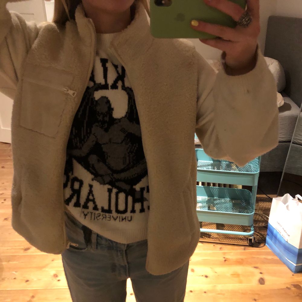 Säljer denna jätte fina Teddy väst ingen lindex, inte mycket använd och jätte fin till det mest, passar under jacka elr att ha bara som väst. Köpt för ca 400. Storlek M passar mig som har s/m, passar nog xs men mer oversized. BUDA! 💕☺️. Jackor.