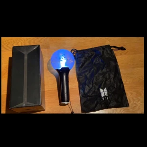 Army Bomb lightstick BTS bangtanboys korean kpop  - officiell army bomb ver.3, kartongen är lite trasig men annars är den i gott skick. den är använd en gång på en konsert och funkar finfint. jag tar inte ansvar för frakt priser men vi kan diskutera frakt priser om du är intresserad