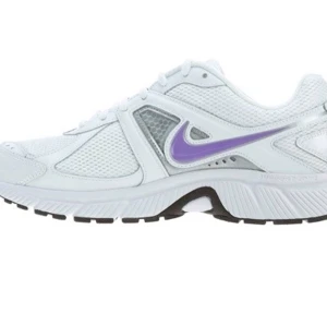 Nike Dart 9 sneakers storlek 37  - Vita Nike running sneakers stolek 37! Använda ett par gånger och är i bra skick🤎