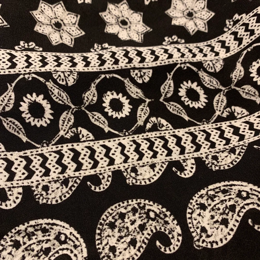 Snyggt linne med coolt mönster från Hollister i S. Köparen står för frakt!. Toppar.