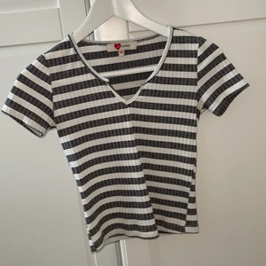 Magtröja  - Säljer denna magtröja, säljer dennas likadana fast i turkos (finns i min profil) jätte skön och fin, använt den 1 gång 