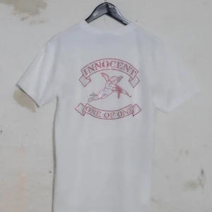 HELT NY ONE OF ONE T-SHIRT - Har en helt ny one of one T-shirt från ett av deras senaste limited edition släpp 29/1-2021. Den ligger kvar i påsen så den är helt orörd. 