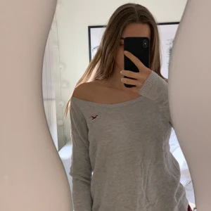 Hollister grå long sleeve - Säljer pga använder ALDRIG. Denna tröjan har en stor krage och är i perfekt skick. Den är jättefin och sitter jättebra runt armarna.🤍 (du står för frakt, pris kan förhandlas)