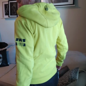 Sail Racing zip hoodie S/M  - Helt felfri och väldigt lite använd, unisex hoodie med logga på ärmar och luva. Nypris ca 1400, strl S/M beroende på hur man vill att passformen ska vara. 