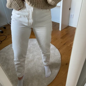 Vita jeans, Gina Tricot - Jättefina vita jeans, säljer pga för stora i midjan. Köparen står för frakten💕