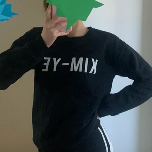 KIM-YE TRÖJA! - Cool KIM-YE (Kim K och Kanye West) tröja från river island. Nopprig, men mycket kvar att ge ändå. Storlek S! 🥳🥰 