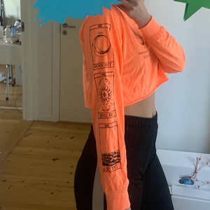 Orange bomb från Bershka! - Orange croptop från beshka. På sidan av ärmen är det motiv på vatten, stjärnor och månar. Använd vääääldigt lite. Storlek M!  🥳 Tänk på att det är mer värt att köpa fler saker, under samma frakt! 