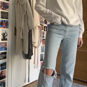 Vida ljusa jeans med hål - Säljer dessa vida jeans från ginatricot eftersom dom är lite korta på mig som är 180 cm! Innerbenslängden är 80 cm så jag skulle säga att dom är lagom för någon runt 170 cm men man kan självklar vara kortare eller längre, det beror helt på hur man vill att dom ska sitta:) dom är i storlek 36 men är lite stora i storleken. om det blir flera intresserade blir det budgivning! 