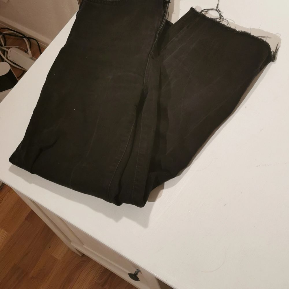 Skit fina jeans, men tuvär är dom förstora för mig och första bilden är tagen ifrån Lager157 hemsida. Jag har kanpt använt dom. Vill som sagt kunna använda dom men kan inte. Om du har några frågor eller funderingar så är det bara att skriva 💞 💞 💞 💞 💞 . Jeans & Byxor.
