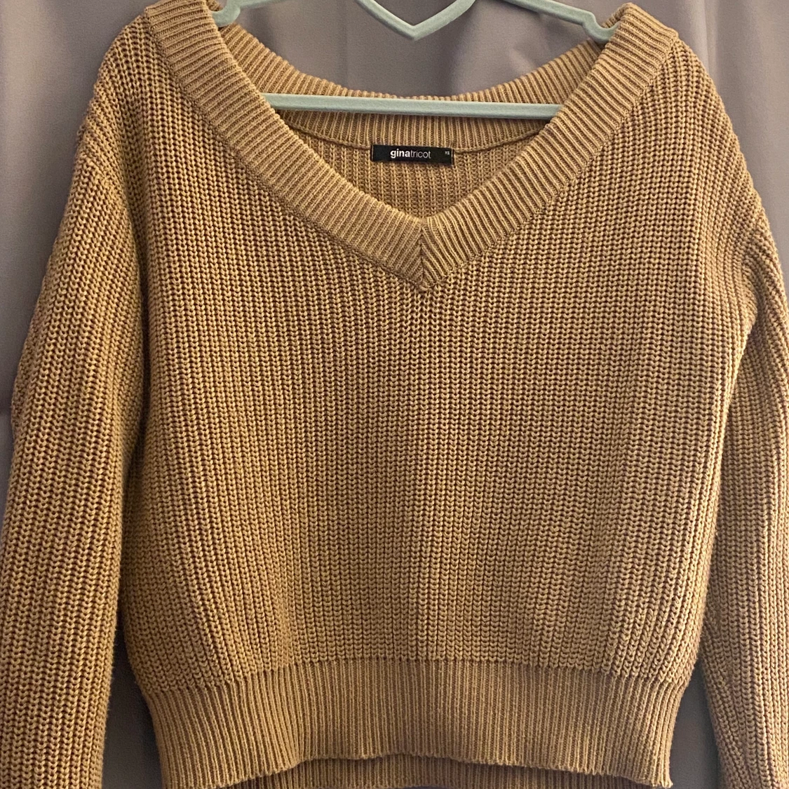En Brun stickad v-ringad tröja - 91