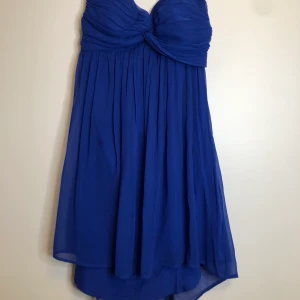 Blå Festklänning - Jättefin festklänning, använd 1 gång. Väldigt bekväm. Nypris 800kr