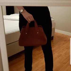 ZARA väska - Röd  - Hej!                                                                                Säljer denna sjukt snygga väskan från Zara! Väskan köptes våren 2020 och säljer den för 150 kr. 