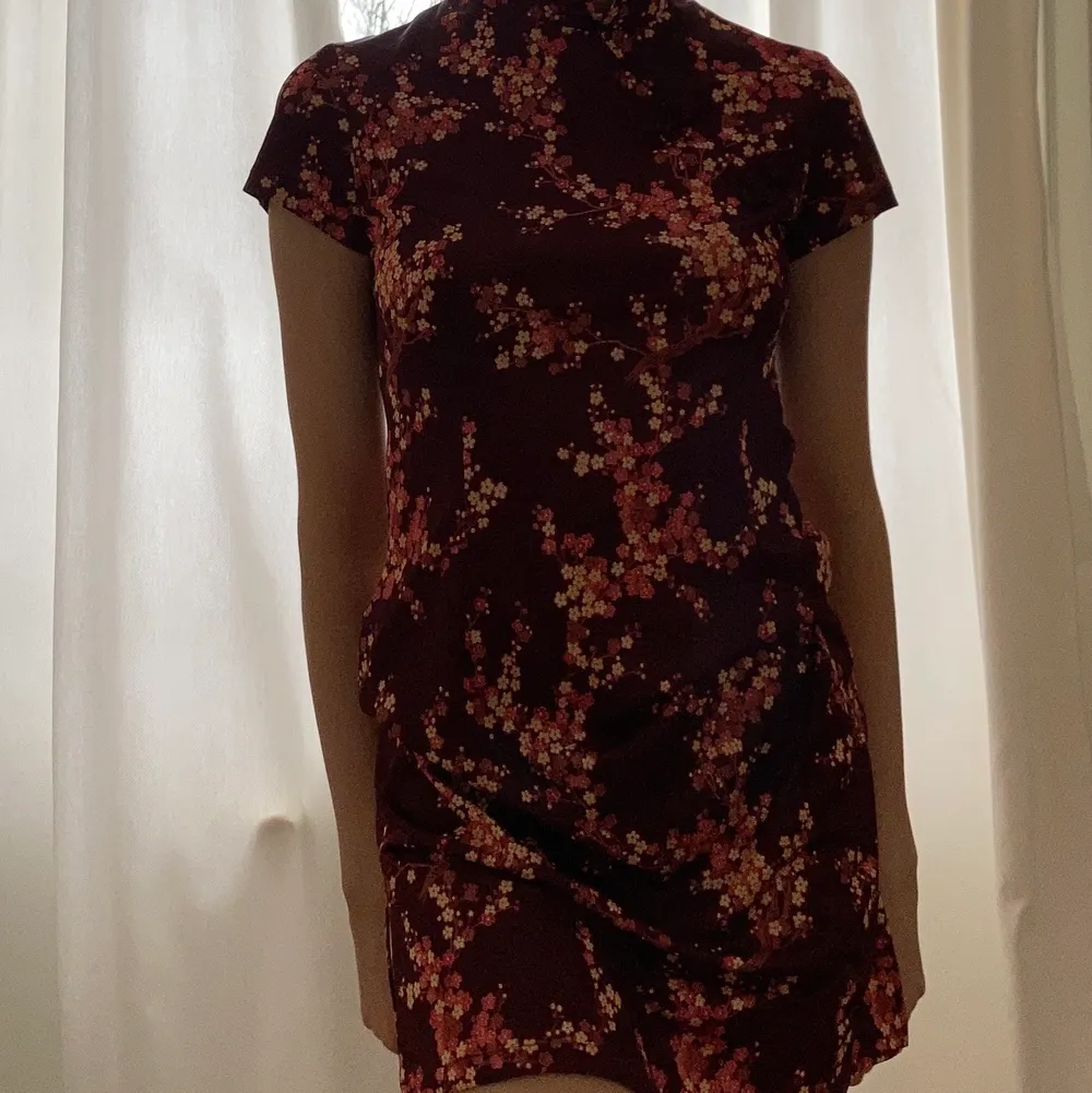 super duper fin o söt brun klänning med orangea blommor😍🧡🤎 💗 vintage!!. Klänningar.