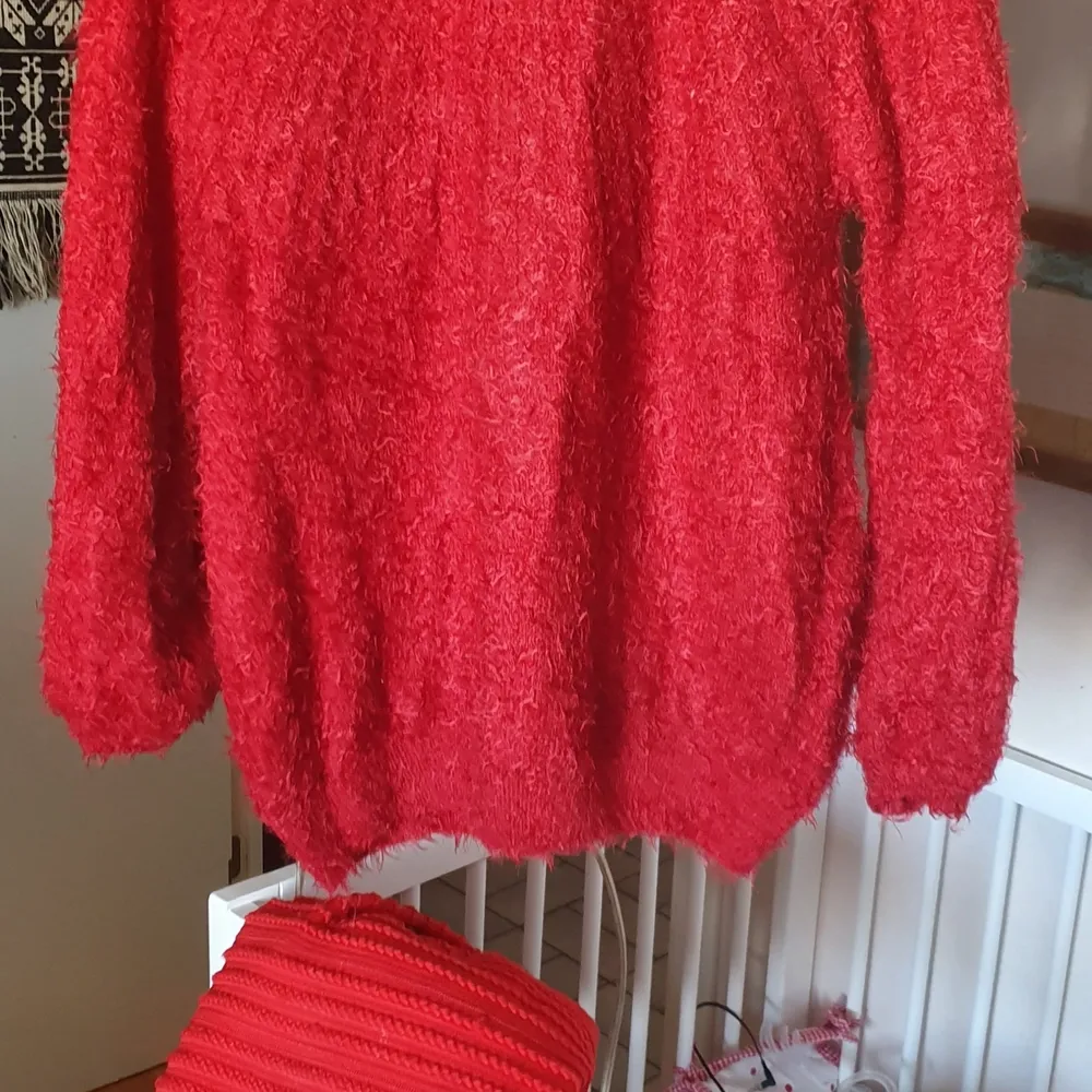 Säljer den har söt : mjukt och slut9såld Zara tröja som är mycket I bra skick och användade 2 gånger. Passar xxs-m.Finns fler bilder och bud I kommenterna . Hoodies.