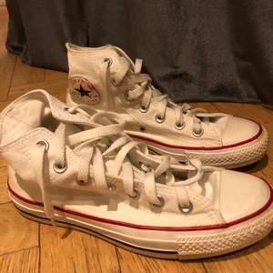 Converse - Vita converse high, använda ganska mycket, bra skick, säljer för att de har blivit för små. Lite utsuddad text.