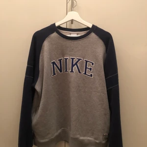 Vintage Nike tröja - Vintage Nike tjocktröja i fint skick. Riktigt najs tröja som jag tyvärr måste göra mig av med. Priset kan diskuteras en aning vid snabb affär :). 