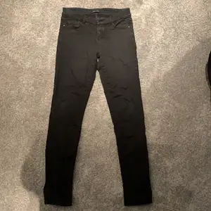 Svara Massimo dutti jeans, super sköna men har tyvörr blivit för små, storlek xs-32/34, jag är nu 36 och dem är försmå, men otroligt töjbara och sköna!! Köpta för 500kr på mallorca, säljer för 150kr