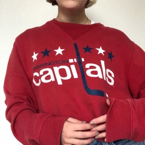 Vintage sweatshirt  - (1 bilden e lånad) Säljer denna super fina vintage sweatshirten för att den passar inte riktigt mig längre, mycket bra skick och en riktigt cool tröja skriv privat för flera bilder eller andra funderingar vid många intresserade så blir det budgivning i KOMENTARERNA) storleken är m men kan användas av s och l också det beror på hur man vill att den ska sitta  