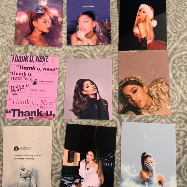 Foton på Ariana Grande🦋 fotona är styva,glansiga och 11x15 cm stora. 10kr st                                                                🎁GÅVA MEDFÖLJER🎁. Stickat.