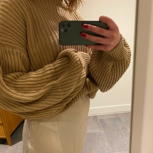 Stickad tröja - Säljer min jättemysiga tröja från NAKD i storlek S. 