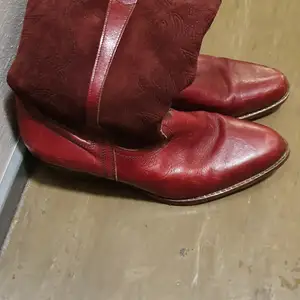 En vintage cowboy leather och Swede  boots som är I bra skick och passar till allt och mycket mysig till tomboy .Finns fler bilder och köpare står på frakt. Eller man kan bud vad han vill. 