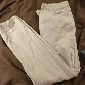 Jeans - Snygga vita jeans med bruna detaljer! High waisted