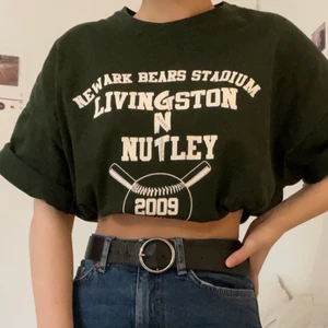 Vintage T-shirt  - Mörkgrön vintage T-shirt köpt för ett tag sen. Väldigt bra skick. Storlek xl/l😌