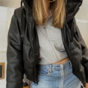 Pufferjacka i skinn - Säljer min pufferjacka i skinn som jag köpte från zara förra vintern. Den har en jätte stor luva och är i nyskick. Köparen står för frakten och betalning sker via swish! 💕